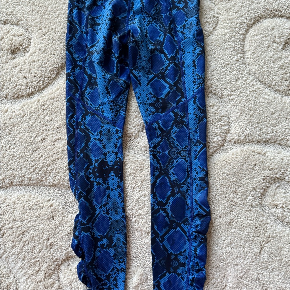 Lululemon Blue Snake Print Women Leggings, Size 6